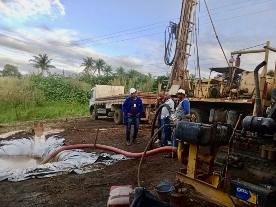 Prefeitura de Amélia Rodrigues anuncia perfuração de Poço Artesiano na represa de Água Fria Em uma ação voltada para melhorar a qualidade de vida dos moradores do Povoado de Campos, a Prefeitura de Amélia Rodrigues iniciou nesta quinta-feira (16), a