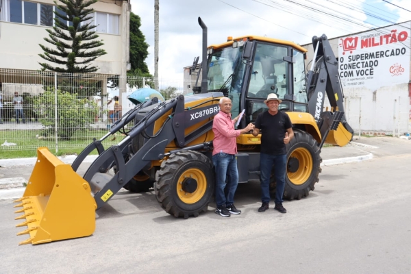Prefeitura adquire nova retroescavadeira para compor a frota do município